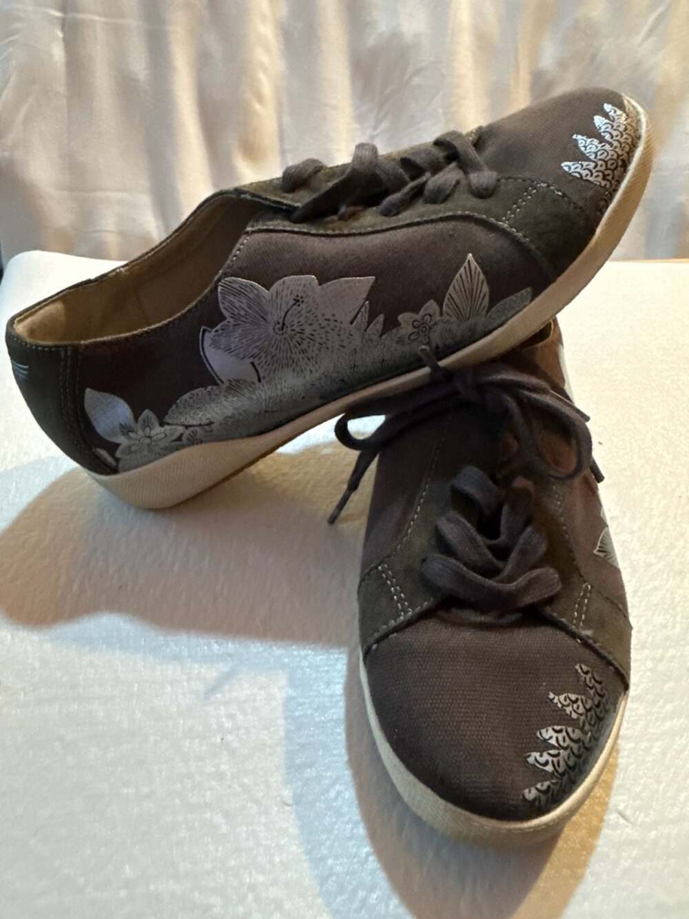 Dansko Olisa Sneakers Women 37 US 6.5-7 Brown Floral Silver Lace Up Comfort